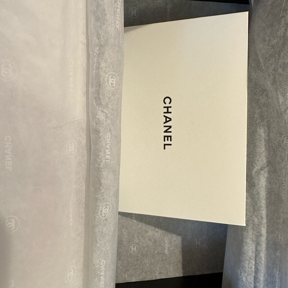 CHANEL Box with tissue & stamp and envelope - Picture 1 of 6